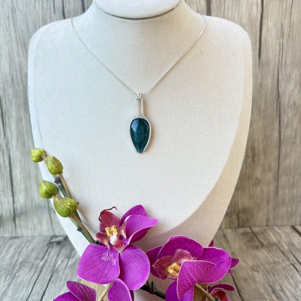collier pendentif de kyanite et argent