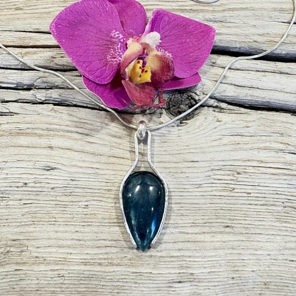 collier pendentif de kyanite et argent