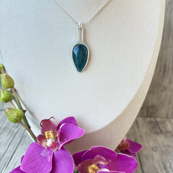 collier pendentif de kyanite et argent
