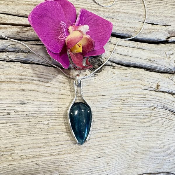 collier pendentif de kyanite et argent
