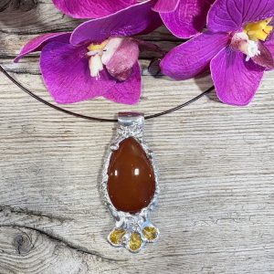 Ras de cou en Cornaline et Zircons Jaunes monté sur Étain et argent.