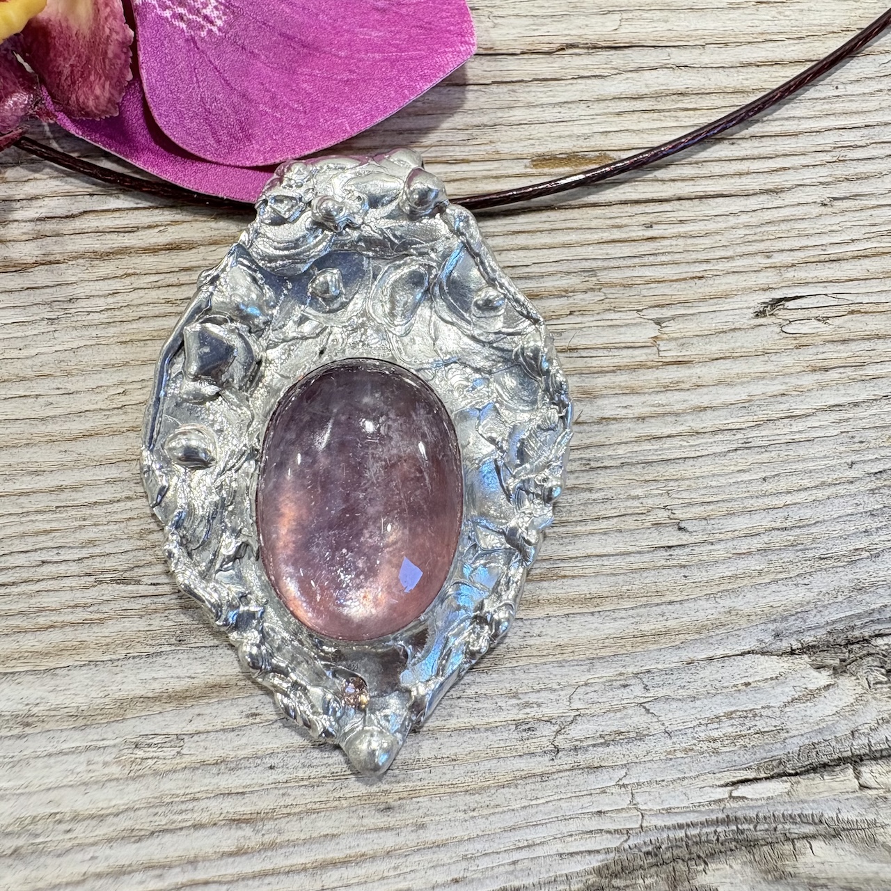 ras de cou en lépidolite rose montée sur étain et argent