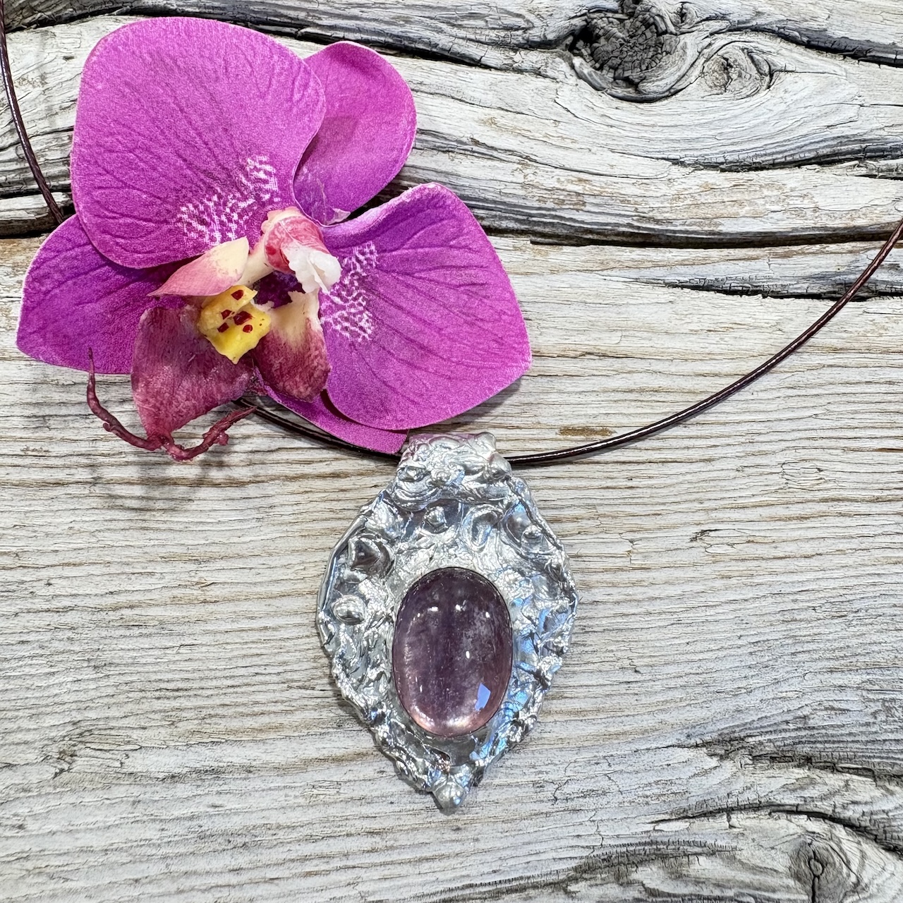 ras de cou en lépidolite rose montée sur étain et argent