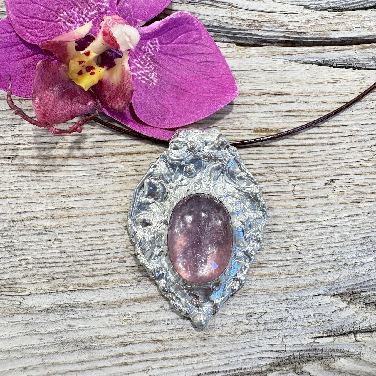 ras de cou en lépidolite rose montée sur étain et argent