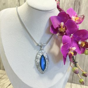 collier ras de cou en labradorite monté sur étain et argent.