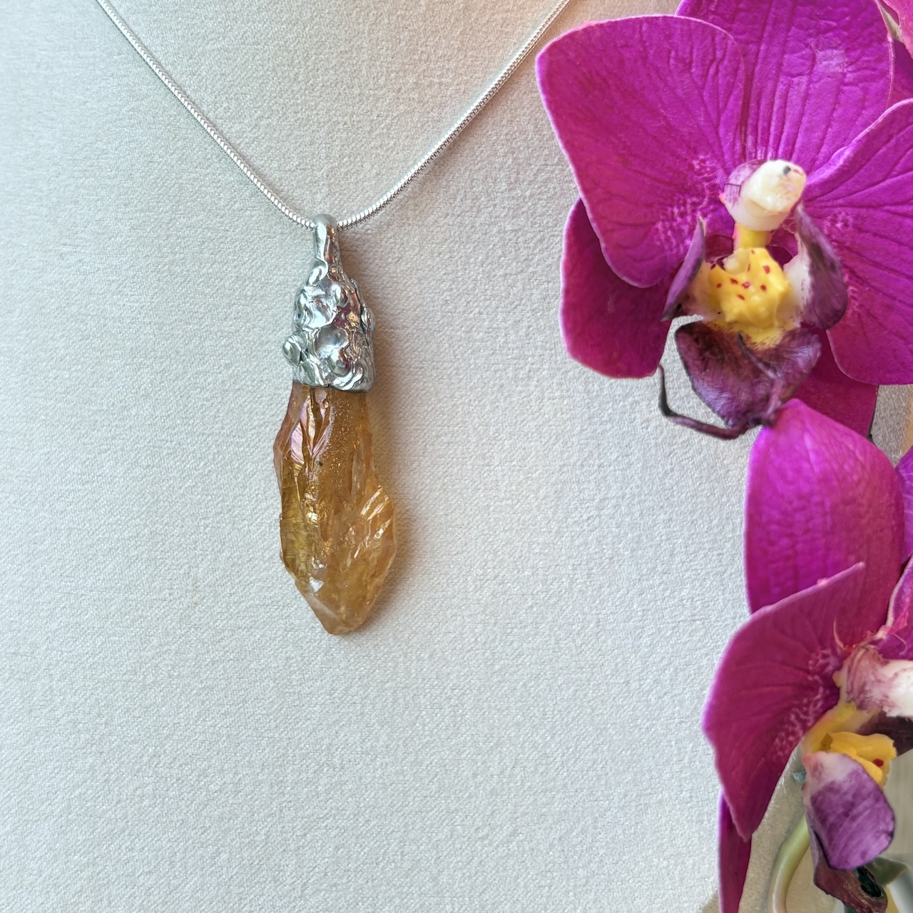 ras de cou en quartz tangerine monté sur étain et argent