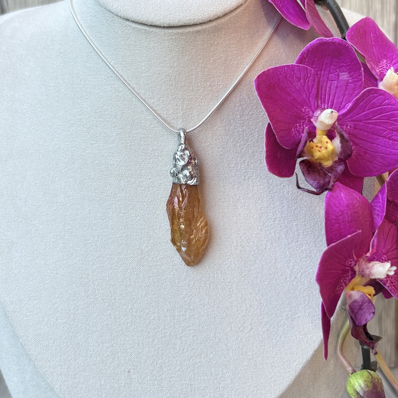 ras de cou en quartz tangerine monté sur étain et argent