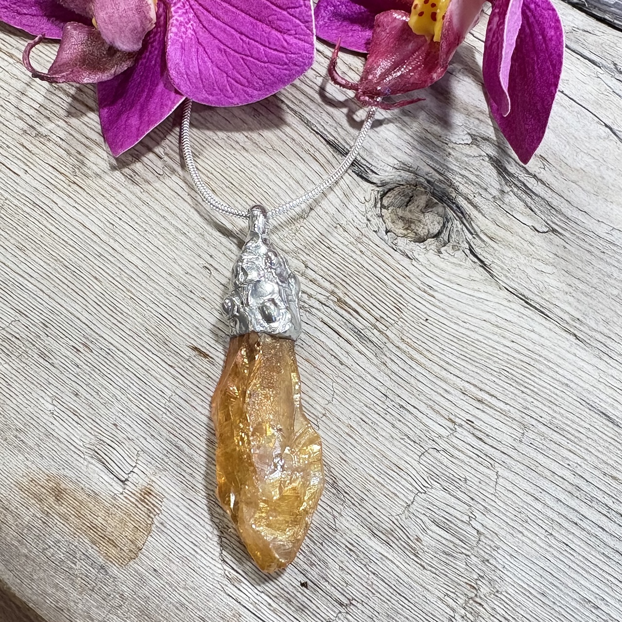 ras de cou en quartz tangerine monté sur étain et argent