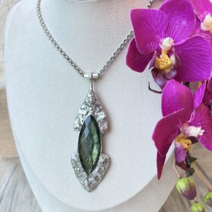 collier sautoir en forme de flèche en labradorite sur etain et argent