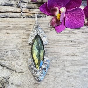 Sautoir labradorite en forme de flèche sur étain et argent