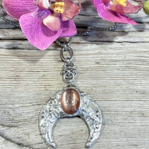 soft soldering lepidolite lune sautoir 2 collier sautoir de lépidolite en forme de lune montée sur étain et argent