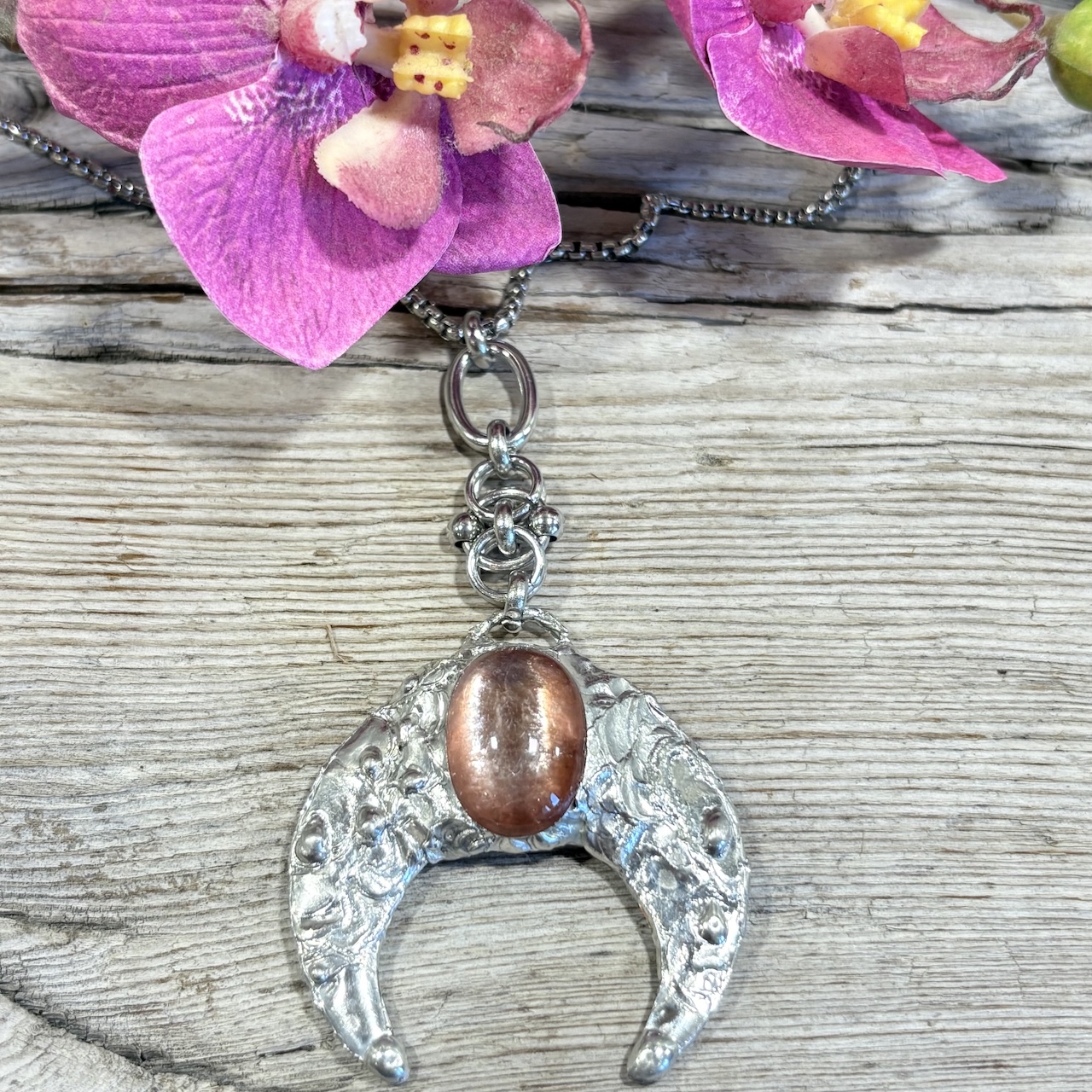 collier sautoir de lépidolite en forme de lune montée sur étain et argent