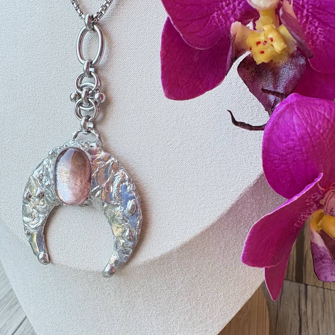 collier sautoir de lépidolite en forme de lune montée sur étain et argent