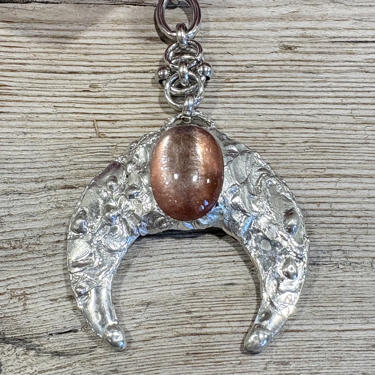collier sautoir de lépidolite en forme de lune montée sur étain et argent