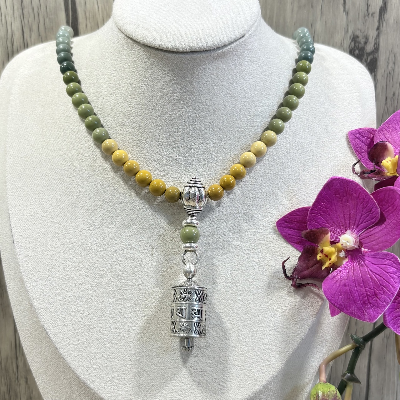 Collier Agate Alashan de grade 3A+ avec moulin à prières en argent 925